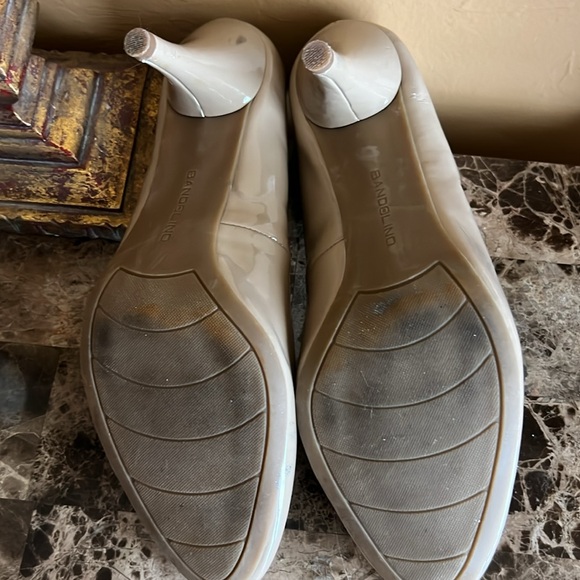 Bandolino Nude colored patent leather pumps. - Picture 6 of 7